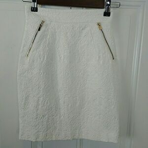 H & M off-white embossed skirt with pockets